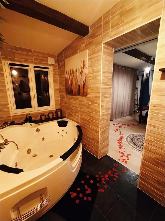 A l'Orée des pins - Gite indépendant avec baignoire balnéo et Home Cinéma en sup - Voir info de l'hôte Cuges-les-Pins Esterno foto