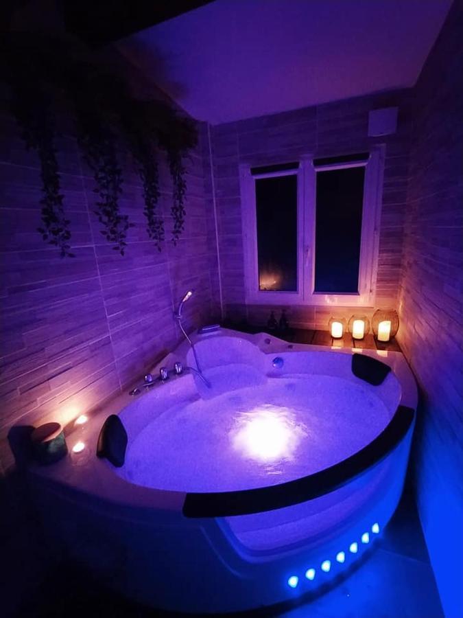 A l'Orée des pins - Gite indépendant avec baignoire balnéo et Home Cinéma en sup - Voir info de l'hôte Cuges-les-Pins Esterno foto