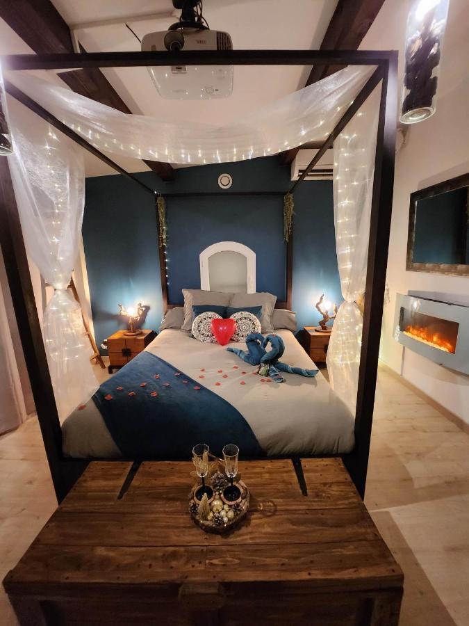 A l'Orée des pins - Gite indépendant avec baignoire balnéo et Home Cinéma en sup - Voir info de l'hôte Cuges-les-Pins Esterno foto