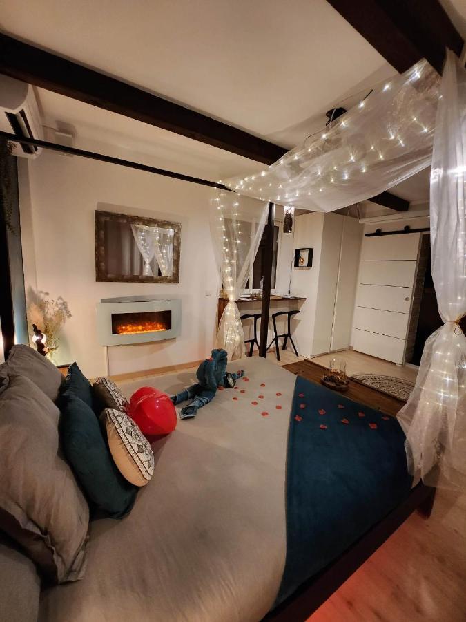 A l'Orée des pins - Gite indépendant avec baignoire balnéo et Home Cinéma en sup - Voir info de l'hôte Cuges-les-Pins Esterno foto