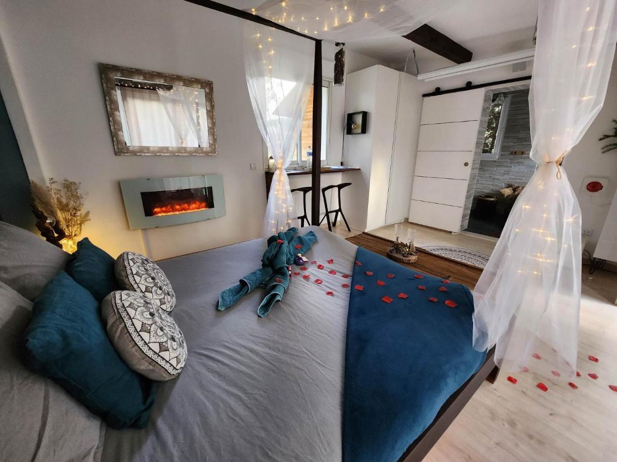 A l'Orée des pins - Gite indépendant avec baignoire balnéo et Home Cinéma en sup - Voir info de l'hôte Cuges-les-Pins Esterno foto