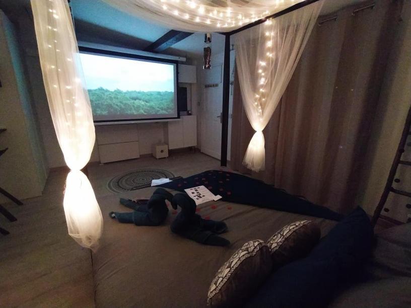 A l'Orée des pins - Gite indépendant avec baignoire balnéo et Home Cinéma en sup - Voir info de l'hôte Cuges-les-Pins Esterno foto